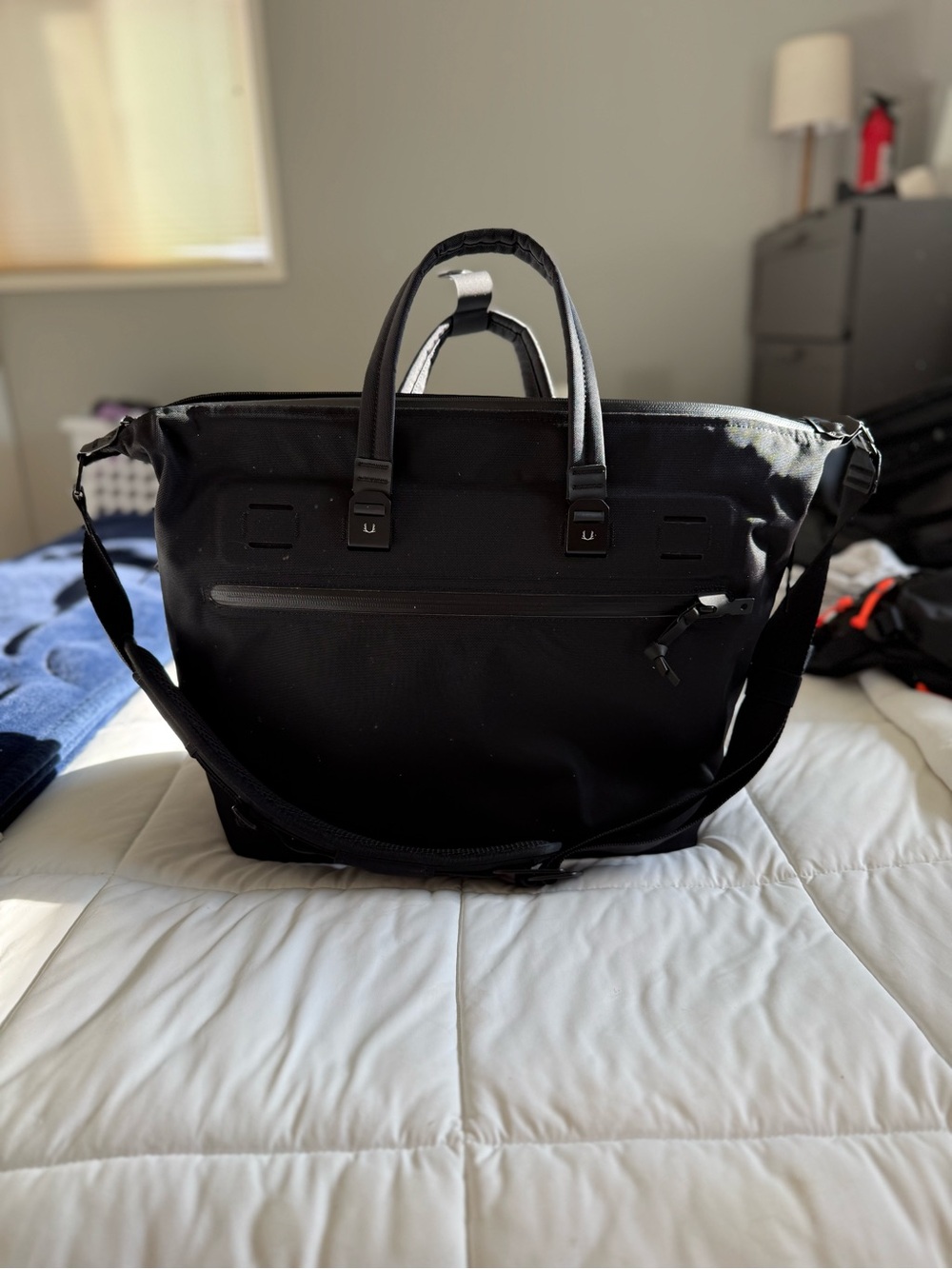 Black ember 21L daily tote